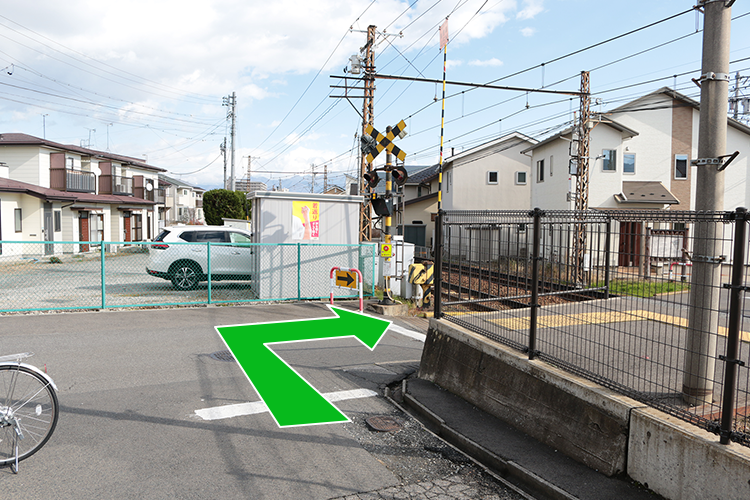 （湯田中行方面）出口を出て右に進み踏切を渡ります