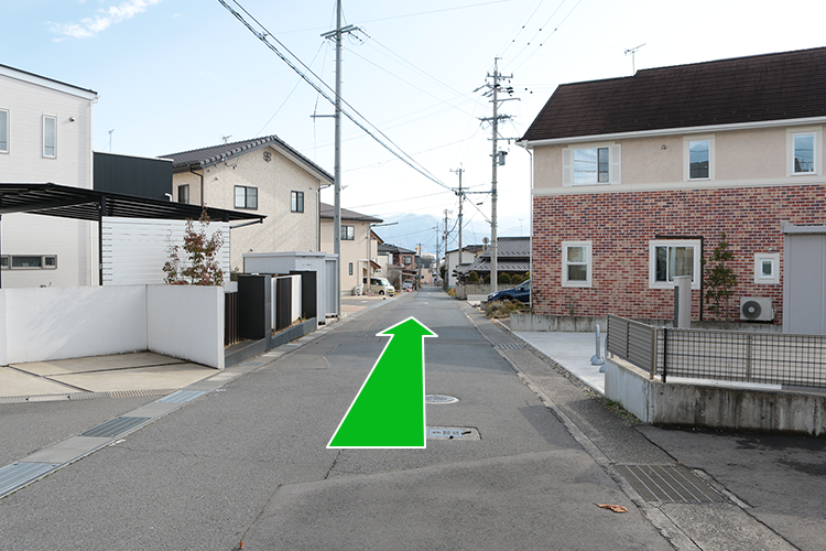 道なりに直進します