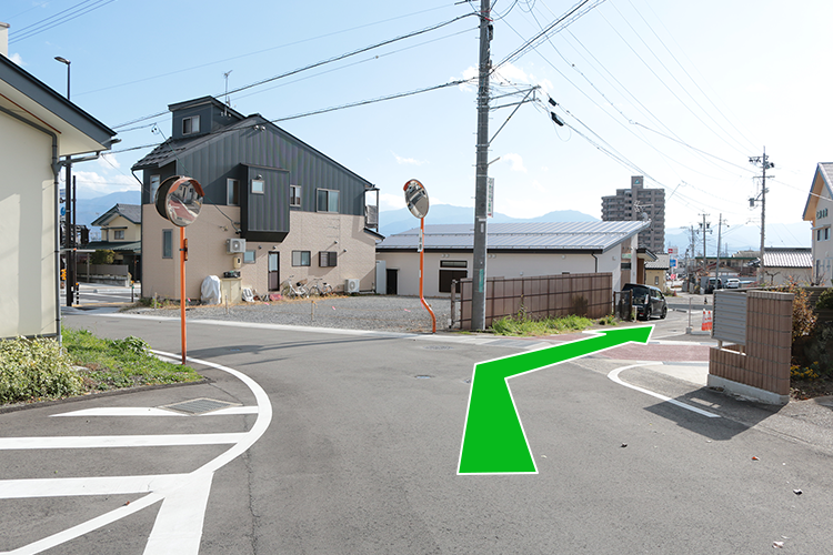 突き当りの三叉路を右に進みます