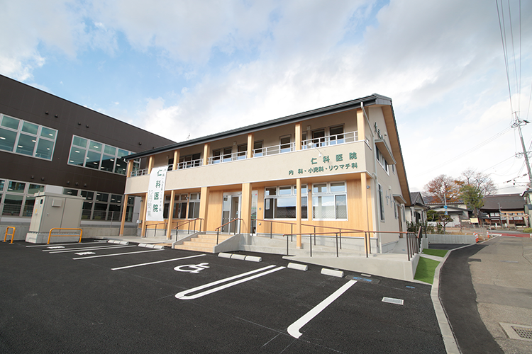 右側にクリニックが見えてきます